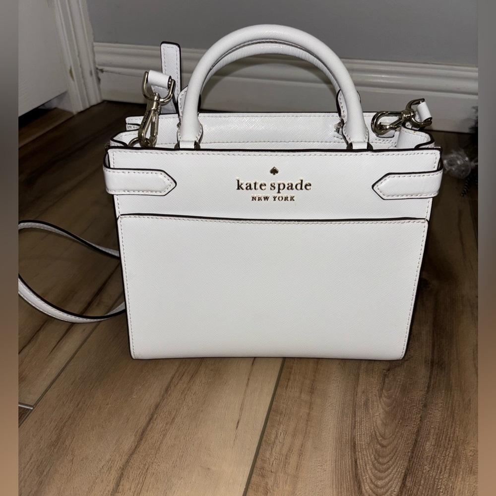 Kate Spade cream purse. Comes with cross body straps that can be removed